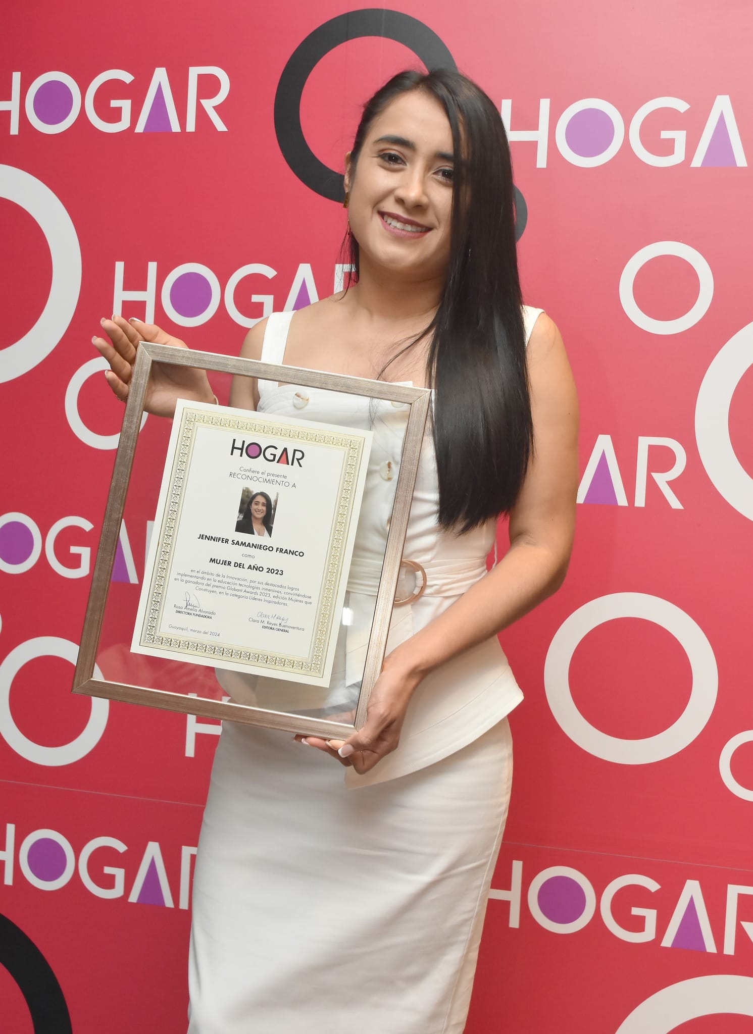 Jennifer Samaniego is holding the Hogar 2023 Women of the Year award.
